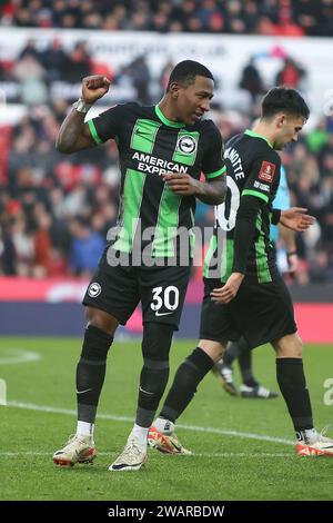 Stoke-on-Trent le samedi 6 janvier 2024. Brightons Pervis Estupinan célèbre le score pour atteindre 1-1 lors du match du troisième tour de la FA Cup entre Stoke City et Brighton et Hove Albion au Britannia Stadium, Stoke-on-Trent le samedi 6 janvier 2024. (Photo : Chris Donnelly | MI News) crédit : MI News & Sport / Alamy Live News Banque D'Images