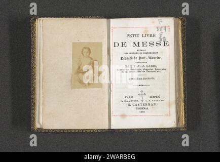 Production photographique de vraisemblablement une peinture avec l'image du Christ comme un enfant avec une pomme riche, anonyme, 1866 photographie support photographique albumen print Christ comme enfant ou jeune (en général)  religion chrétienne Banque D'Images