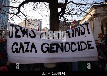 Manchester, Royaume-Uni. 6 janvier 2024. Manifestants à Manchester Royaume-Uni contre la guerre à Gaza. Manifestation palestinienne dans le centre de Manchester. ROYAUME-UNI. Plus de deux mille manifestants se sont rassemblés sur la place Saint-Pierre pour réclamer un cessez-le-feu. Ils ont ensuite marché à travers le centre-ville. La police a gardé des points de vente qui, selon les manifestants, avaient des liens avec Israël, notamment Barclays Bank et Starbucks Coffee. Les manifestants brandissaient des drapeaux et portaient des pancartes avec des slogans contre la guerre. Manchester UK. Photo : garyroberts/worldwidefeatures.com crédit : GaryRobertsphotography/Alamy Live News Banque D'Images