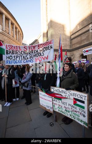 Manchester, Royaume-Uni. 6 janvier 2024. Manifestants à Manchester Royaume-Uni contre la guerre à Gaza. Manifestation palestinienne dans le centre de Manchester. ROYAUME-UNI. Plus de deux mille manifestants se sont rassemblés sur la place Saint-Pierre pour réclamer un cessez-le-feu. Ils ont ensuite marché à travers le centre-ville. La police a gardé des points de vente qui, selon les manifestants, avaient des liens avec Israël, notamment Barclays Bank et Starbucks Coffee. Les manifestants brandissaient des drapeaux et portaient des pancartes avec des slogans contre la guerre. Manchester UK. Photo : garyroberts/worldwidefeatures.com crédit : GaryRobertsphotography/Alamy Live News Banque D'Images