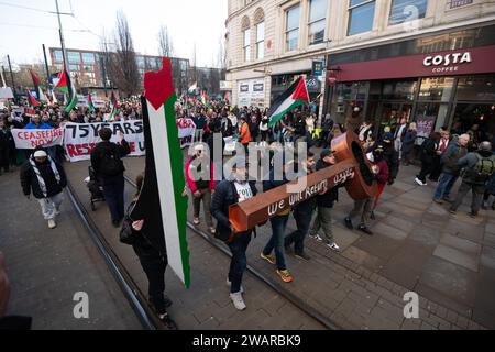 Manchester, Royaume-Uni. 6 janvier 2024. Les manifestants à Manchester UK contre la guerre à Gaza portent une clé géante pour commémorer la Nakba. Manifestation palestinienne dans le centre de Manchester. ROYAUME-UNI. Plus de deux mille manifestants se sont rassemblés sur la place Saint-Pierre pour réclamer un cessez-le-feu. Ils ont ensuite marché à travers le centre-ville. La police a gardé des points de vente qui, selon les manifestants, avaient des liens avec Israël, notamment Barclays Bank et Starbucks Coffee. Les manifestants brandissaient des drapeaux et portaient des pancartes avec des slogans contre la guerre. Manchester UK. Photo : garyroberts/worldwidefeatures.com crédit : GaryRobertsphotography/Alamy Live News Banque D'Images