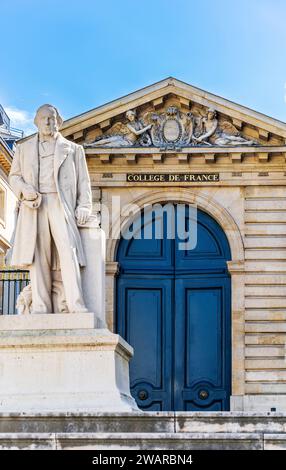 Statue en marbre du physiologiste français Claude Bernard par Eugène Guillaume devant le Collège de France, rue des Ecoles, 5e arrondissement, Paris Banque D'Images