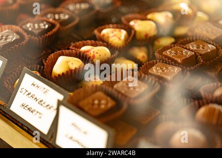 Une variété de confiseries au chocolat sont présentées dans une vitrine dans un magasin de détail Banque D'Images