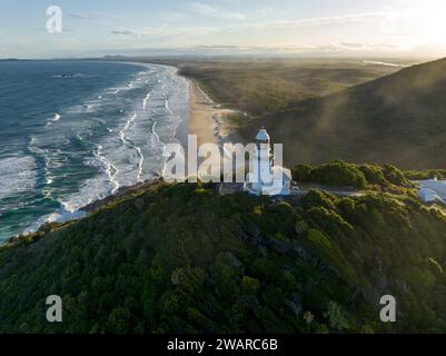 Cette photo aérienne capture la belle ville du Cap, en Afrique du Sud, et son majestueux phare perché au sommet d'une montagne Banque D'Images