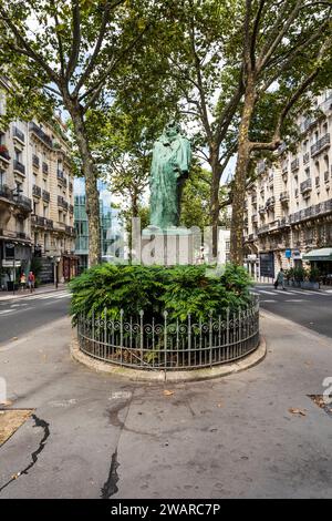 Paris, France - 18 août 2023 : un aperçu d'une rue vide de Sévigné, avec Eglise Saint-Louis-Saint-Paul en arrière-plan, quartier du Marais, 4e arro Banque D'Images