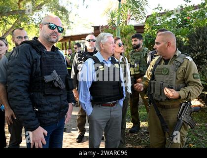 Kfar Aza, Israël. 04 janvier 2024. Le sénateur américain Lindsey Graham, R-SC, au centre, parle avec un soldat de Tsahal alors qu'il est escorté par le président de la Knesset Amir Ohana lors d'une visite sur les sites où des colons juifs ont été massacrés lors des attaques du Hamas du 7 octobre sur le sud d'Israël, le 4 janvier 2024 à Kfar Aza, en Israël. Kfar Aza, Israël. 04 janvier 2024. Crédit : Planetpix/Alamy Live News Banque D'Images