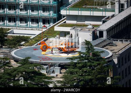 Une vue aérienne d'un hélicoptère planant au-dessus d'un paysage urbain moderne. Banque D'Images