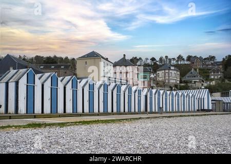 Yport, cabanes de plage en bois en Normandie, sur la plage de galets Banque D'Images