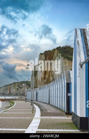 Yport, cabanes de plage en bois en Normandie, sur la plage de galets Banque D'Images