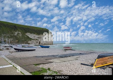 Yport, la plage de galets, en Normandie, avec des bateaux de pêche Banque D'Images