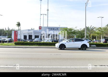 Miami, États-Unis. 05 janvier 2024. MIAMI, FLORIDE - JANVIER 05 : vue extérieure d'une voiture Tesla conduite devant une salle d'exposition d'un concessionnaire Tesla à Miami, Floride. Tesla n’est plus le meilleur fabricant de véhicules électriques (EV), car son rival BYD Company Limited en Chine prend la tête. Elon Musk, Tesla Cybertruck sont également en deçà de la portée annoncée de 318 miles lors d'un test en streaming en direct le 05 janvier 2024 à Miami, en Floride. (Photo de JL/Sipa USA) crédit : SIPA USA/Alamy Live News Banque D'Images