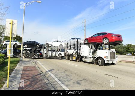 Miami, États-Unis. 05 janvier 2024. MIAMI, FLORIDE - JANVIER 05 : vue extérieure d'un camion à plateau existe la salle d'exposition d'un concessionnaire automobile Tesla à Miami, Floride. Tesla n’est plus le meilleur fabricant de véhicules électriques (EV), car son rival BYD Company Limited en Chine prend la tête. Elon Musk, Tesla Cybertruck sont également en deçà de la portée annoncée de 318 miles lors d'un test en streaming en direct le 05 janvier 2024 à Miami, en Floride. (Photo de JL/Sipa USA) crédit : SIPA USA/Alamy Live News Banque D'Images