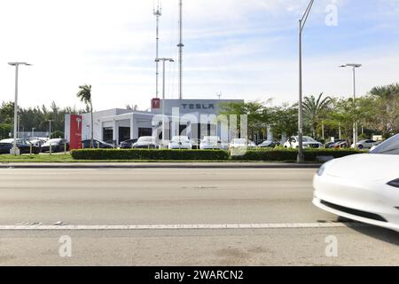 Miami, États-Unis. 05 janvier 2024. MIAMI, FLORIDE - JANVIER 05 : vue extérieure d'une voiture Tesla conduite devant une salle d'exposition d'un concessionnaire Tesla à Miami, Floride. Tesla n’est plus le meilleur fabricant de véhicules électriques (EV), car son rival BYD Company Limited en Chine prend la tête. Elon Musk, Tesla Cybertruck sont également en deçà de la portée annoncée de 318 miles lors d'un test en streaming en direct le 05 janvier 2024 à Miami, en Floride. (Photo de JL/Sipa USA) crédit : SIPA USA/Alamy Live News Banque D'Images