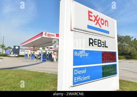 Miami, États-Unis. 05 janvier 2024. MIAMI, FLORIDE - JANVIER 05 : vue extérieure de la station-service Exxon Mobil à Miami alors que le prix de l'essence chute dans tout le pays. Exxon Mobil prendra 2,5 milliards de dollars de réduction de valeur. Selon Exxon, la dépréciation du bénéfice du quatrième trimestre est « principalement » liée à ses activités à Santa Ynez au large de Santa Barbara le 05 janvier 2024 à Miami, en Floride. (Photo de JL/Sipa USA) crédit : SIPA USA/Alamy Live News Banque D'Images