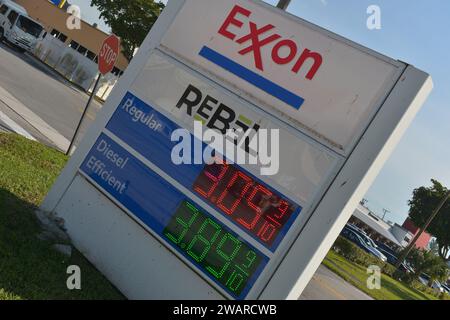 Miami, États-Unis. 05 janvier 2024. MIAMI, FLORIDE - JANVIER 05 : vue extérieure de la station-service Exxon Mobil à Miami alors que le prix de l'essence chute dans tout le pays. Exxon Mobil prendra 2,5 milliards de dollars de réduction de valeur. Selon Exxon, la dépréciation du bénéfice du quatrième trimestre est « principalement » liée à ses activités à Santa Ynez au large de Santa Barbara le 05 janvier 2024 à Miami, en Floride. (Photo de JL/Sipa USA) crédit : SIPA USA/Alamy Live News Banque D'Images