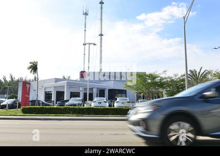 Miami, États-Unis. 05 janvier 2024. MIAMI, FLORIDE - JANVIER 05 : vue extérieure d'une salle d'exposition d'un concessionnaire automobile Tesla à Miami, Floride. Tesla n’est plus le meilleur fabricant de véhicules électriques (EV), car son rival BYD Company Limited en Chine prend la tête. Elon Musk, Tesla Cybertruck sont également en deçà de la portée annoncée de 318 miles lors d'un test en streaming en direct le 05 janvier 2024 à Miami, en Floride. (Photo de JL/Sipa USA) crédit : SIPA USA/Alamy Live News Banque D'Images