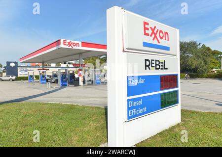 Miami, États-Unis. 05 janvier 2024. MIAMI, FLORIDE - JANVIER 05 : vue extérieure de la station-service Exxon Mobil à Miami alors que le prix de l'essence chute dans tout le pays. Exxon Mobil prendra 2,5 milliards de dollars de réduction de valeur. Selon Exxon, la dépréciation du bénéfice du quatrième trimestre est « principalement » liée à ses activités à Santa Ynez au large de Santa Barbara le 05 janvier 2024 à Miami, en Floride. (Photo de JL/Sipa USA) crédit : SIPA USA/Alamy Live News Banque D'Images