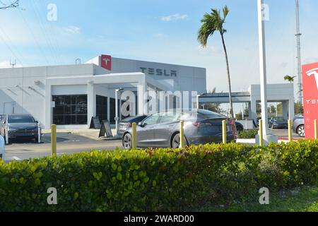 Miami, États-Unis. 05 janvier 2024. MIAMI, FLORIDE - JANVIER 05 : vue extérieure d'une salle d'exposition d'un concessionnaire automobile Tesla à Miami, Floride. Tesla n’est plus le meilleur fabricant de véhicules électriques (EV), car son rival BYD Company Limited en Chine prend la tête. Elon Musk, Tesla Cybertruck sont également en deçà de la portée annoncée de 318 miles lors d'un test en streaming en direct le 05 janvier 2024 à Miami, en Floride. (Photo de JL/Sipa USA) crédit : SIPA USA/Alamy Live News Banque D'Images