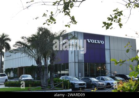 Miami, États-Unis. 05 janvier 2024. MIAMI, FLORIDE - JANVIER 05 : vue extérieure d'une salle d'exposition d'un concessionnaire Volvo. Volvo atteint un nouveau record de ventes mondiales en 2023 alors que la demande de véhicules électriques grimpe avec 113 419 véhicules électriques vendus en 2023 le 05 janvier 2024 à Miami, en Floride. (Photo de JL/Sipa USA) crédit : SIPA USA/Alamy Live News Banque D'Images