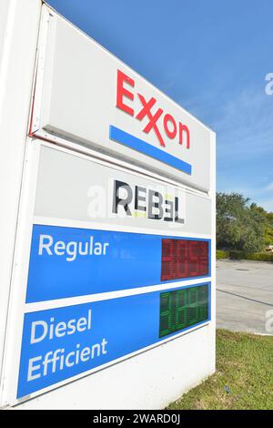 Miami, États-Unis. 05 janvier 2024. MIAMI, FLORIDE - JANVIER 05 : vue extérieure de la station-service Exxon Mobil à Miami alors que le prix de l'essence chute dans tout le pays. Exxon Mobil prendra 2,5 milliards de dollars de réduction de valeur. Selon Exxon, la dépréciation du bénéfice du quatrième trimestre est « principalement » liée à ses activités à Santa Ynez au large de Santa Barbara le 05 janvier 2024 à Miami, en Floride. (Photo de JL/Sipa USA) crédit : SIPA USA/Alamy Live News Banque D'Images