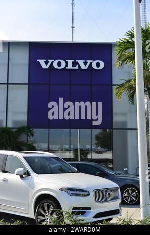 Miami, États-Unis. 05 janvier 2024. MIAMI, FLORIDE - JANVIER 05 : vue extérieure d'une salle d'exposition d'un concessionnaire Volvo. Volvo atteint un nouveau record de ventes mondiales en 2023 alors que la demande de véhicules électriques grimpe avec 113 419 véhicules électriques vendus en 2023 le 05 janvier 2024 à Miami, en Floride. (Photo de JL/Sipa USA) crédit : SIPA USA/Alamy Live News Banque D'Images