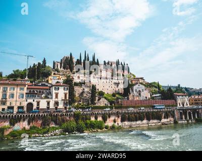 Une scène urbaine pittoresque avec des bâtiments de style traditionnel et un pont situé en Italie Banque D'Images