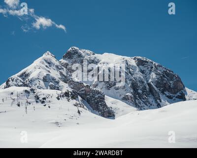 Cette photographie capture un paysage hivernal pittoresque avec des montagnes enneigées en arrière-plan Banque D'Images