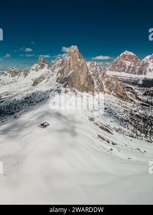 Un paysage hivernal pittoresque avec des montagnes enneigées en toile de fond, illuminées par la lumière du soleil Banque D'Images