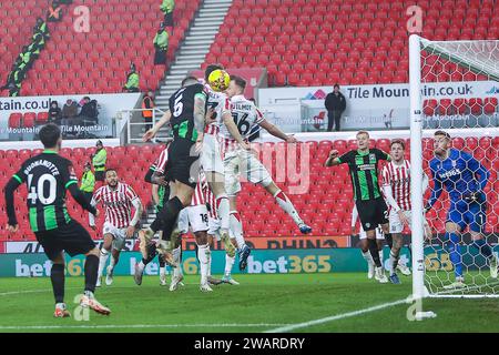 Stoke-on-Trent le samedi 6 janvier 2024. Brightons Michael Rose dirige le ballon pour atteindre 2-1 lors du match du troisième tour de la FA Cup entre Stoke City et Brighton et Hove Albion au Britannia Stadium, Stoke-on-Trent le samedi 6 janvier 2024. (Photo : Chris Donnelly | MI News) crédit : MI News & Sport / Alamy Live News Banque D'Images