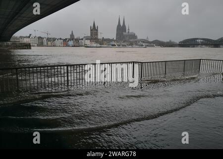 Cologne, Allemagne. 6 janvier 2024. Le Rhin reste très élevé à Cologne et les autorités ont continué de surveiller les niveaux. Certaines allées le long de la rivière sont inondées et encerclées. Crédit : Clearpiximages/Alamy Live News Banque D'Images