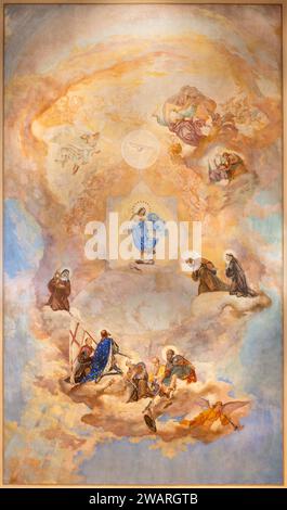 VICENCE, ITALIE - 7 NOVEMBRE 2023 : la fresque de plafond de l'Immaculée conception avec la Sainte Trinité et les saints dans l'église Chiesa di Santa Lucia Banque D'Images