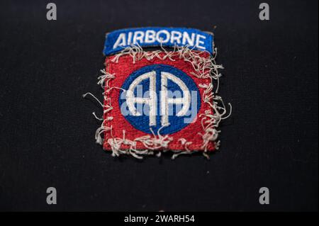 Détail d'un patch usé de la 82nd Airborne Division sur fond noir Banque D'Images