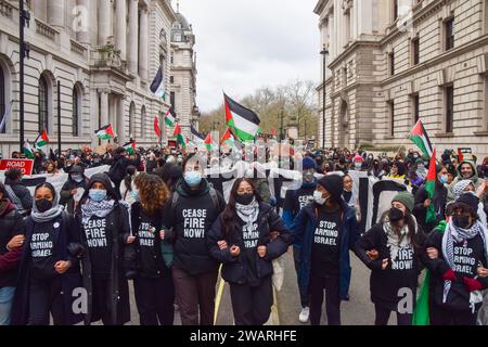 Londres, Royaume-Uni. 6 janvier 2024. Les manifestants pro-palestiniens défilent sur la place du Parlement. Des milliers de manifestants ont défilé à Westminster pour réclamer un cessez-le-feu alors que la guerre entre Israël et le Hamas se poursuit. Crédit : Vuk Valcic/Alamy Live News Banque D'Images