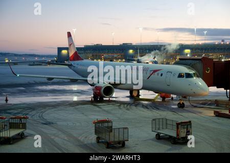 COPENHAGUE, DANEMARK - 24 NOVEMBRE 2018 : avion court-courrier à la porte de l'aéroport de Copenhague par un froid matin d'hiver sans neige Banque D'Images