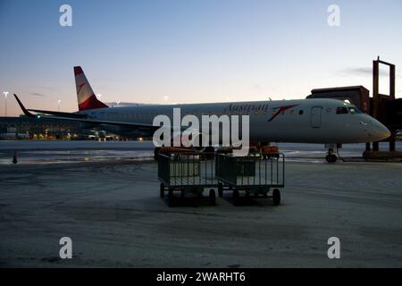 COPENHAGUE, DANEMARK - 24 NOVEMBRE 2018 : avion court-courrier à la porte de l'aéroport de Copenhague par un froid matin d'hiver sans neige Banque D'Images