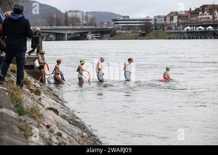 © PHOTOPQR/l'ALSACE/Samuel Coulon ; Bâle ; 06/01/2024 ; plus de soixante nageurs participent à la nage de l'Epiphanie dont c'est la 7e édition . Ils se sont élevés dans une eau à 7,3 degrés sur quelques centaines de mètres dans petit-Bâle. A Bâle (CH) le 06.01.2024 - plus de soixante nageurs participent à la natation de l'Epiphanie, qui est la 7e édition. Ils sont partis dans l'eau à 7,3 degrés pour quelques centaines de mètres à petit-Basel Jan 6, 2024 crédit : MAXPPP/Alamy Live News Banque D'Images