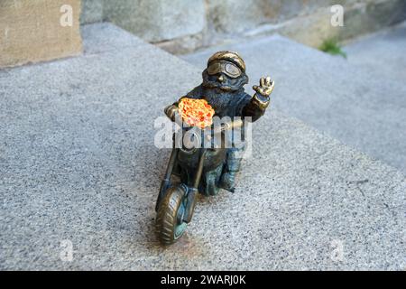 WROCLAW, POLOGNE - 16 JUIN 2018 : un des gnomes de Wroclaw sur une moto. Les figures en bronze nains mesurent environ 30 cm de haut et sont placées tout au long du Banque D'Images