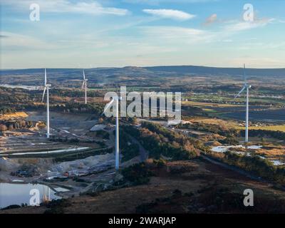 Wareham, Dorset, Royaume-Uni. 6 janvier 2023. Météo britannique : vue aérienne des nouvelles éoliennes géantes controversées en construction à Masters Quarry près de Wareham sur l'île de Purbeck dans le Dorset. Le projet controversé du parc éolien Alaska, qui a fait l'objet d'une planification et d'une bataille juridique de près de 20 ans, est presque terminé. Quatre turbines Vestas de 2 MW devraient produire suffisamment d’électricité zéro carbone pour répondre à la demande annuelle de plus de 5 000 000 foyers. Crédit photo : Graham Hunt/Alamy Live News Banque D'Images