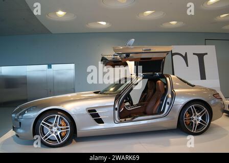 Stuttgart, Allemagne - 28 août 2010 : Mercedes-Benz 300 SL Gullwing (fluegeltuerer) au Musée Mercedes-Benz de Stuttgart Banque D'Images