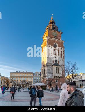 CRACOVIE, POLOGNE - 27 DÉCEMBRE 2023 : Tour de la mairie, l'un des principaux points focaux de la place du marché principal dans le quartier de la vieille ville de Kraków. Banque D'Images