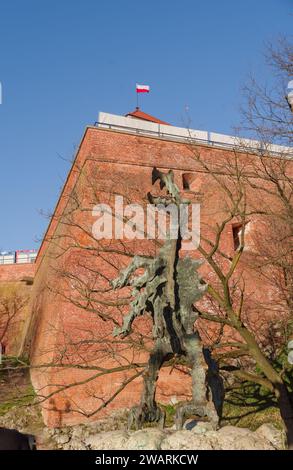 Le Dragon de Wawel (polonais : Smok Wawelski), également connu sous le nom de Dragon de Wawel Hill, est un dragon célèbre dans la légende polonaise. Banque D'Images