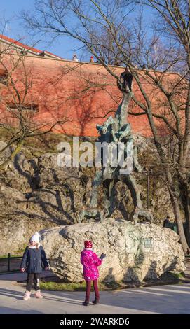 CRACOVIE, POLOGNE - 27 DÉCEMBRE 2023 : le Dragon du Wawel (polonais : Smok Wawelski), également connu sous le nom de Dragon de la colline du Wawel, est un célèbre dragon à jambe polonaise Banque D'Images