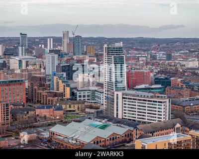 Centre-ville de Leeds, West Yorkshire vue panoramique aérienne du centre-ville vers le nord vers les commerces et les bureaux. Leeds, ville universitaire du Yorkshire Banque D'Images