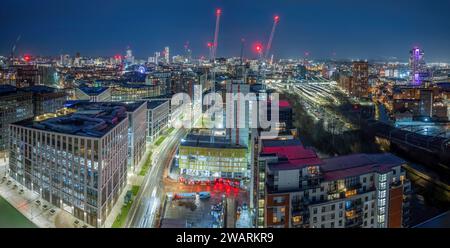 Leeds West Yorkshire vue aérienne du centre-ville la nuit en regardant vers le nord de près de la gare montrant les travaux de construction et le réaménagement. Banque D'Images