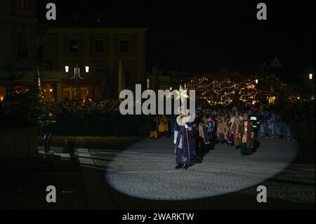 Dreikönigsingen und Glöcklerlauf am Rathausplatz in Gmunden, im oberösterreichischen Salzkammergut, am 05.01.2024. Sowohl das Dreikönigssingen als auch der Glöcklerlauf sind alte, eingeprägte Brauchtumsveranstaltungen im Salzkammergut in Österreich. Während des Glöcklerlaufs tragen junge Burschen prächtig geschmückte Laternenkappen mit meist lokalen Motiven am Kopf. Dabei wird durch laufen, springen und tanzen, mit an Gürteln der weiß Gekleideten angebrachten Glocken, entsprechend Lärm gemacht und dazu gesungen damit treiben die Glöckler in der letzten Rauhnacht der saison, dem 5,1. eines jede Banque D'Images