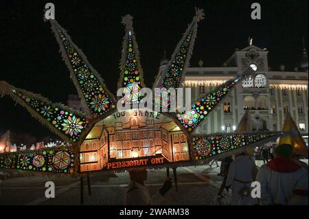 Dreikönigsingen und Glöcklerlauf am Rathausplatz in Gmunden, im oberösterreichischen Salzkammergut, am 05.01.2024. Sowohl das Dreikönigssingen als auch der Glöcklerlauf sind alte, eingeprägte Brauchtumsveranstaltungen im Salzkammergut in Österreich. Während des Glöcklerlaufs tragen junge Burschen prächtig geschmückte Laternenkappen mit meist lokalen Motiven am Kopf. Dabei wird durch laufen, springen und tanzen, mit an Gürteln der weiß Gekleideten angebrachten Glocken, entsprechend Lärm gemacht und dazu gesungen damit treiben die Glöckler in der letzten Rauhnacht der saison, dem 5,1. eines jede Banque D'Images