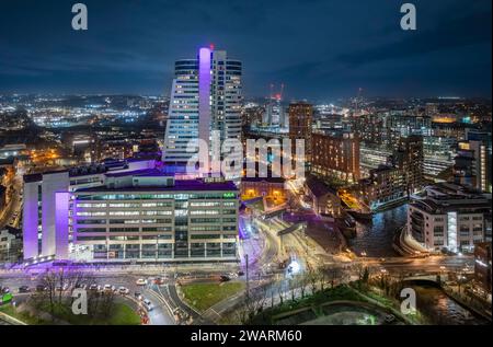 Leeds, Yorkshire. Photographie aérienne du centre-ville de Leeds la nuit en regardant vers la gare, les commerces et les bureaux avec Bridgewater place Banque D'Images