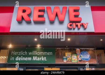 Logo REWE City à l'entrée d'un supermarché REWE à Cologne Banque D'Images