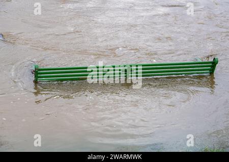 Old Windsor, Royaume-Uni. 6 janvier 2024. Un banc submergé près de la Tamise dans le Vieux Windsor. Les niveaux d'eau continuent d'augmenter dans la Tamise à Old Windsor, dans le Berkshire. La Tamise a éclaté sur ses rives et un avertissement d'inondation est en place pour les propriétés les plus proches de la Tamise. Crédit : Maureen McLean/Alamy Live News Banque D'Images