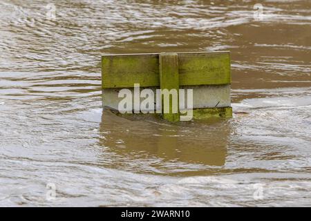 Old Windsor, Royaume-Uni. 6 janvier 2024. Les niveaux d'eau continuent d'augmenter dans la Tamise à Old Windsor, dans le Berkshire. La Tamise a éclaté sur ses rives et un avertissement d'inondation est en place pour les propriétés les plus proches de la Tamise. Crédit : Maureen McLean/Alamy Live News Banque D'Images